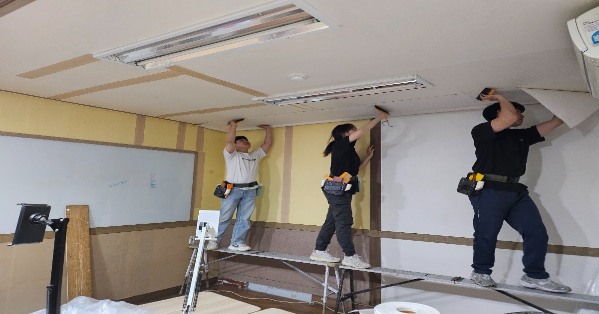 도배를 처음 배우는 초보자가 부천도배학원에서 실습 교육을 받는 모습