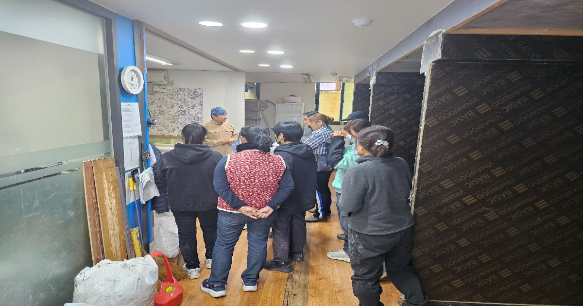 부천도배학원에서 도배기능사 자격증 실기 시험을 대비한 시공 실습 수업